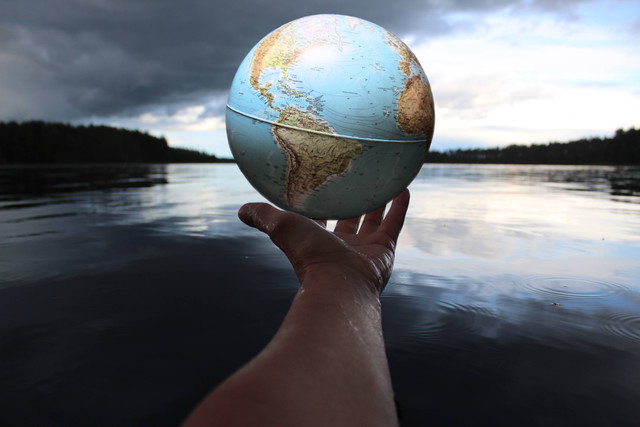 https://unsplash.com/@polarmermaid - dampak negatif terjadinya globalisasi bagi kelangsungan hidup manusia adalah
