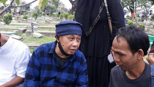 Rudi Sipit di pemakaman Rini S Bon Bon, Senin (11/7/2022). Foto: Alexander Vito/kumparan