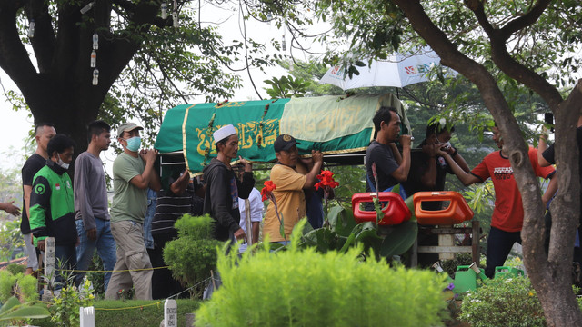 Sejumlah kerabat dan keluarga saat mengantarkan jenazah Rini S Bon Bon di TPU Kawi Kawi, Johar Baru, Jakarta, Senin, (11/7/2022). Foto: Agus Apriyanto