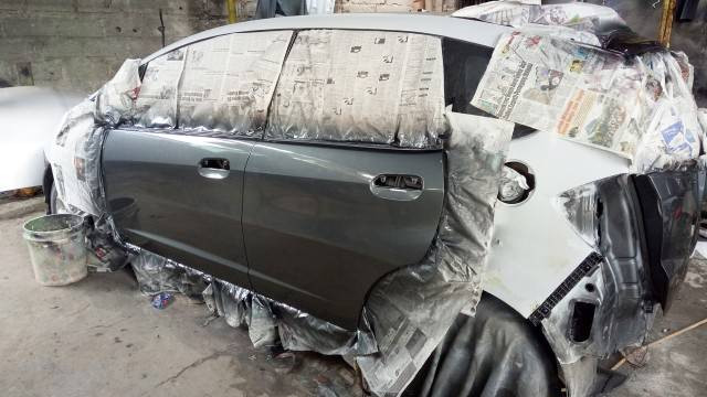 Mobil yang sedang diperbaiki (Foto: Mustaqim Amna/kumparan)