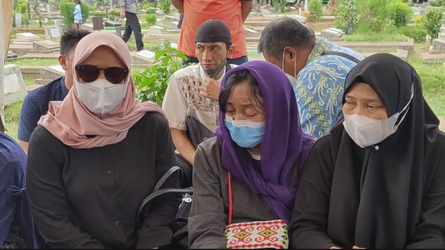 Aini, kakak Rini S Bon Bon saat berada di di TPU Kawi Kawi, Johar Baru, Jakarta, Senin, (11/7/2022). Foto: Alexander Vito/kumparan