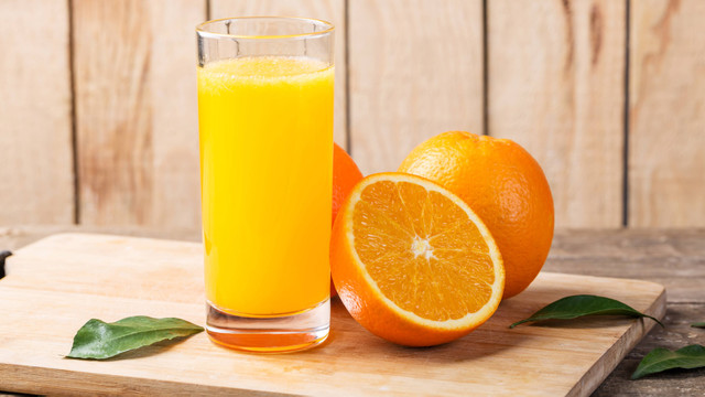 Ilustrasi jus jeruk bermanfaat menurunkan kolesterol. Foto: HUIZENG/Shutterstock