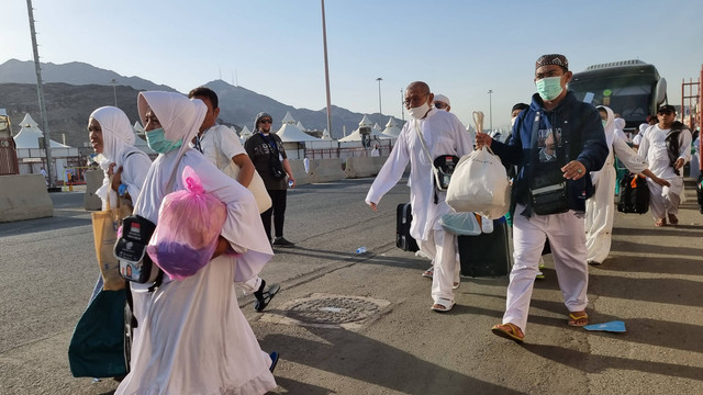 Jemaah kembali ke hotel dari Mina. Foto: Muhammad Iqbal/kumparan