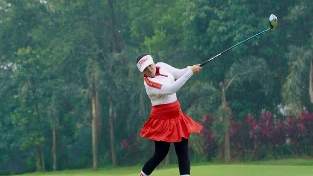 Ilustrasi gaya busana sporty ala Astrid Kuya saat bermain golf. Foto: Instagram.com/astridkuya