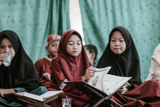 Ilustrasi anak-anak yang sedang belajar Alquran. Foto: Unsplash