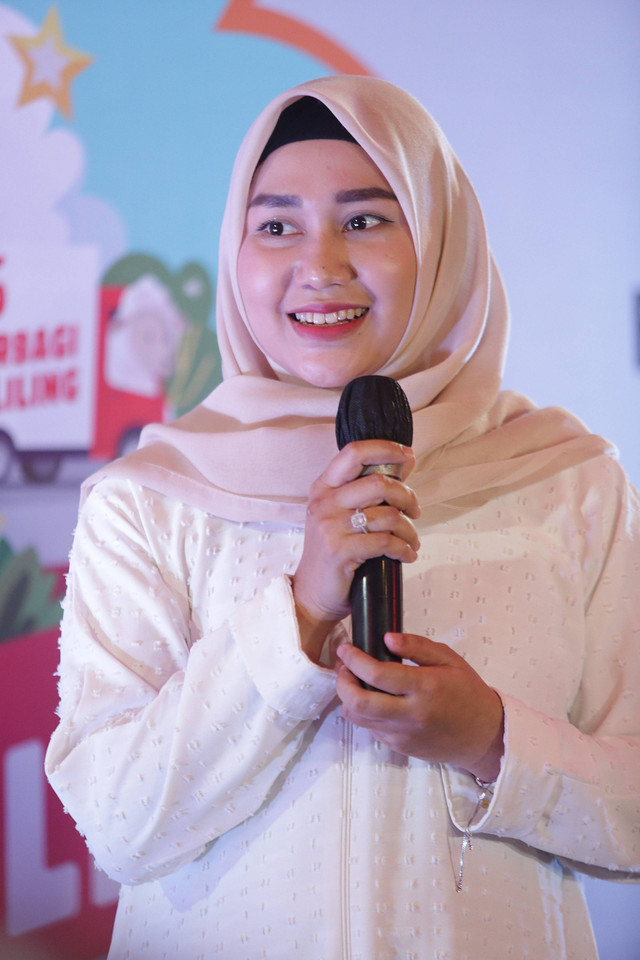 Istri Putra Siregar, Septia Yetri saat menggelar acara berbagi daging kurban di kawasan Condet, Jakarta Timur, Senin, (11/7/2022). Foto: Agus Apriyanto