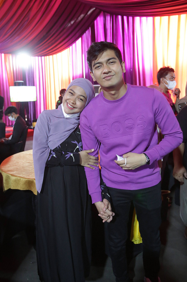 Youtuber Ria Ricis dan Suaminya Teuku Ryan saat menggelar acara berbagi daging kurban di kawasan Condet, Jakarta Timur, Senin, (11/7/2022). Foto: Agus Apriyanto