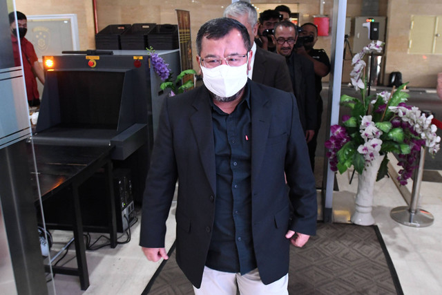 Mantan Presiden Aksi Cepat Tanggap (ACT) Ahyudin (kiri) berjalan memasuki ruang pemeriksaan di Bareskrim Mabes Polri, Jakarta, Senin (11/7/2022). Foto: Aditya Pradana Putra/ANTARA FOTO