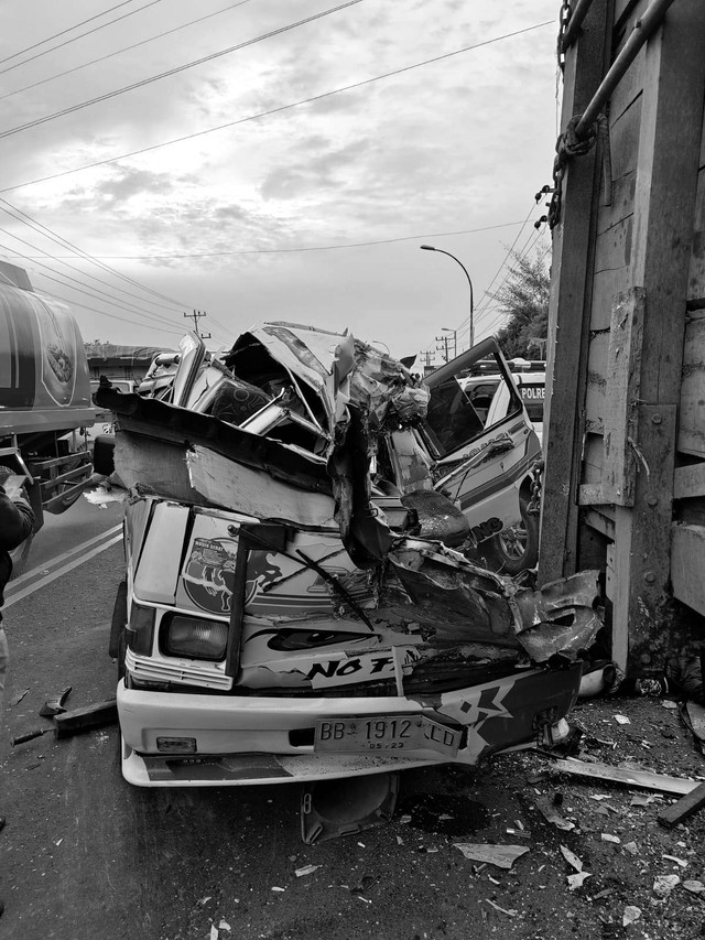 Minibus penumpang di Deli Serdang hancur setelah bertabrakan dengan truk, Senin (11/7/2022). Foto: Polres Deli Serdang