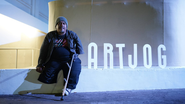 Ketua Jogja Disability Arts (JDA), Sukri Budi Dharma alias Bhutong beberapa saat usai pembukaan ARTJOG 2022 pekan lalu. Foto: Ikram Artopologi