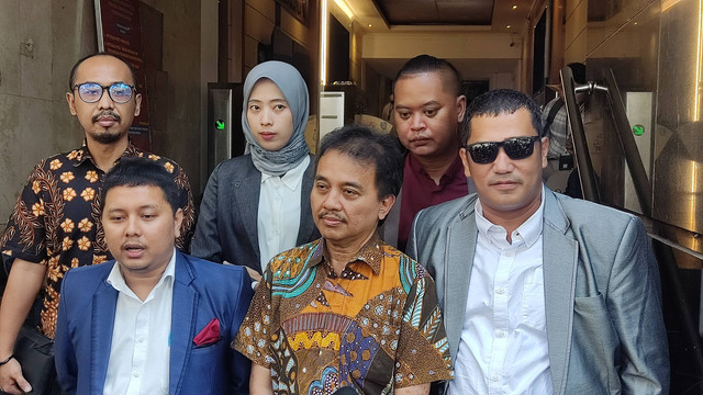 Roy Suryo bersama kuasa hukumnya di Polda Metro Jaya, Senin (11/7/2022). Foto: Jonathan Devin/kumparan