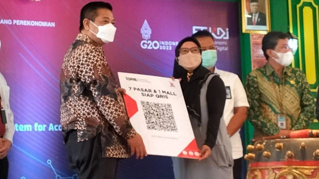 Sekda DIY Kadarmanto Baskara Aji meluncurkan QRIS untuk 7 pasar dan 1 mal di Jogja. 