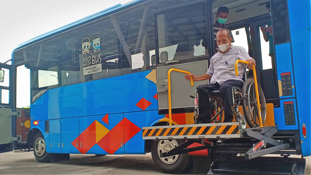 Simulasi menaikkan dan menurunkan atlet ASEAN Para Games 2022 di Terminal Tirtonadi, Solo, Senin (11/07/2022). FOTO: Agung Santoso