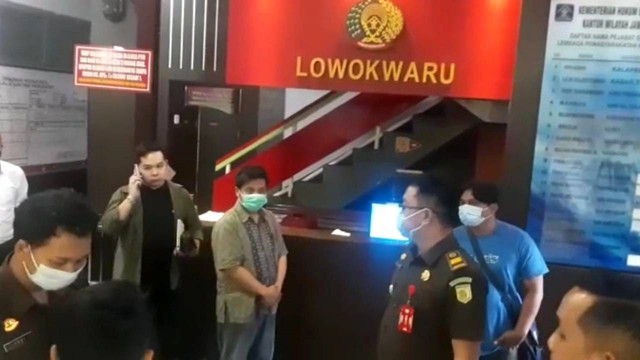 Terdakwa pelecehan seksual pemilik sekolah Selamat Pagi Indonesia (SPI) Julianto Eka Putra dibawa ke Rutan Klas 1 Malang, Senin (11/7/2022). Foto: Dok. Istimewa