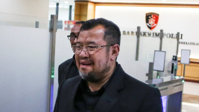 Mantan Presiden Aksi Cepat Tanggap (ACT) Ahyudin berjalan meninggalkan ruangan usai menjalani pemeriksaan di Bareskrim Mabes Polri, Jakarta, Senin (11/7/2022). Foto: Rivan Awal Lingga/Antara Foto