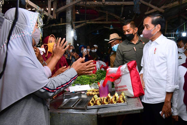 Presiden Joko Widodo salurkan bantuan bagi sejumlah pedagang di Pasar Sukamandi, Subang, Jawa Barat, Selasa (12/7/2022). Foto: Biro Pers Sekretariat Presiden