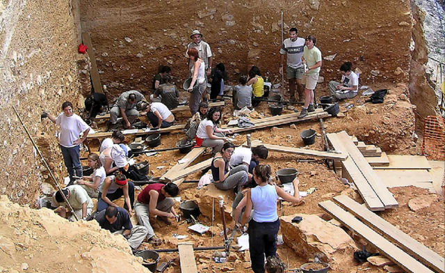 Para peneliti bekerja di situs Atapuerca, di mana fosil dan alat-alat batu dari manusia paling awal yang diketahui di Eropa Barat telah ditemukan.  Foto: Natursports/Shutterstock