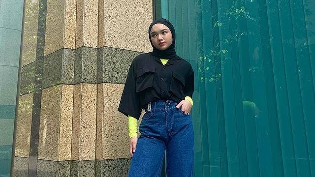Ilustrasi padu padan baggy jeans untuk hijabers. Foto: Instagram.com/nadyaaisha