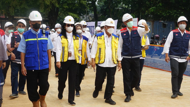 Menteri Pekerjaan Umum dan Perumahan Rakyat (PUPR) Basuki Hadimuljono meninjau revitalisasi Taman Mini Indonesia Indah (TMII) Jakarta Timur pada Selasa (12/7/2022). Foto: Iqbal Firdaus/kumparan