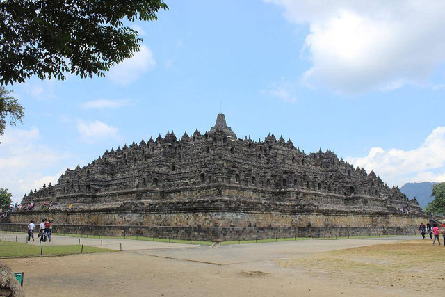 https://pixabay.com/users/maulanaiskak-560070/ - candi terbesar di indonesia adalah