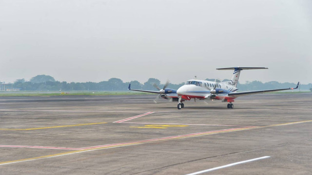 Menteri Perhubungan Budi Karya Sumadi melakukan uji coba landasan pacu (runway) hasil revitalisasi Bandara Halim Perdana Kusuma, Jakarta, Selasa (12/7/2022). Foto: Kemenhub