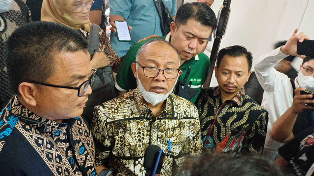 Kuasa Hukum Mardani H Maming, Bambang Widjojanto dan Denny Indrayana di PN Jakarta Selatan, Selasa (12/7/2022). Foto: Aprilandika Pratama/kumparan