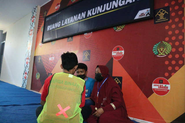 Pengunjung tatap muka pertama di Lapas Pemuda Madiun, Muhammad Riduwan saat mendampingi Ibunya untuk menemui adik kandungnya pada Selasa(12/7/2022)pagi. (Foto: Humas Lasdaun)