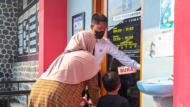 Petugas Frontliner mengarahkan pengunjung menuju loket pendaftaran. Foto : Humas Rutan Magetan