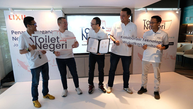 (ki-ka) R. Putut Susetyo Bagus Wibowo, Direktur Utama Frday; Ronald Yusuf Wijaya, CEO Ethis Indonesia; Arfindi Batubara, Marketing Director Lixil Water Technology Indonesia; Rudy Wahyu, CEO Jamban.id; dan Fajar Rizki, COO Tukang.com. Foto: Dok. Lixil