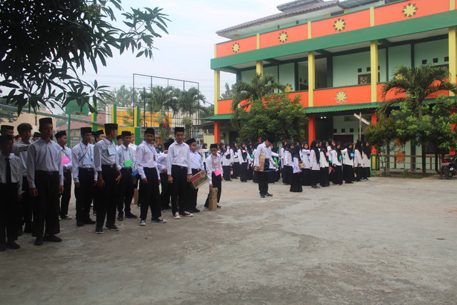 Upacara pembukaan MPLS/PTS ( Pekan Ta'aruf Santri ) Al Nahdlah Islamic Boarding School Depok ( sumber foto: doc. pribadi)