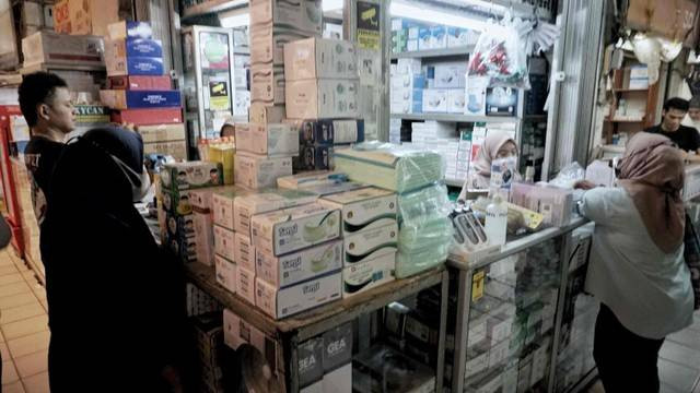 Suasana di kios yang menjual obat dan alat kesehatan di Pasar Pramuka, Jakarta, Kamis (19/5/2022). Foto: Jamal Ramadhan/kumparan