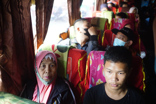 Sejumlah penumpang berada di dalam bus di Terminal Kampung Rambutan, Jakarta, Selasa (12/7/2022). Foto: Iqbal Firdaus/kumparan