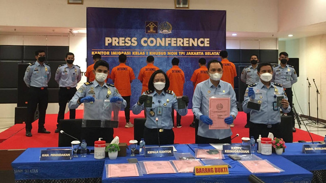 Konferensi pers 6 Warga Negara Nepal Ditindak oleh Kantor Imigrasi Kelas I Khusus Non TPI Jakarta Selatan, Selasa (12/7/2022). Foto: Ainun Nabila/kumparan