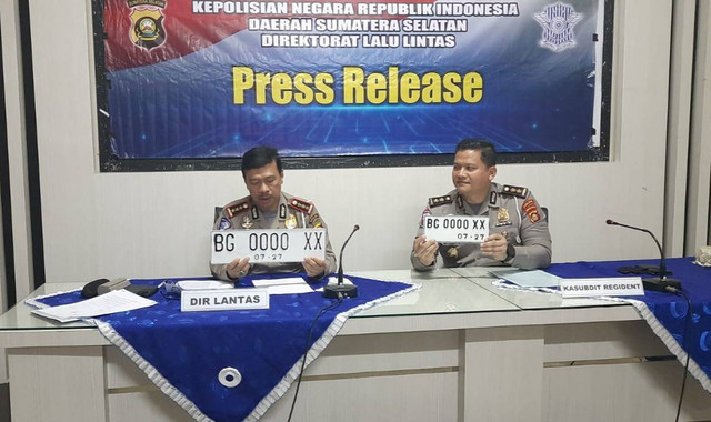 Direktur Direktorat Lalu Lintas Polda Sumsel, Kombes Pol M Pratama Adhyasastra, didampingi Kasubdit Regident AKBP Endro Ari Wibowo, saat memperkenalkan pelat kendaraan baru. (ist)