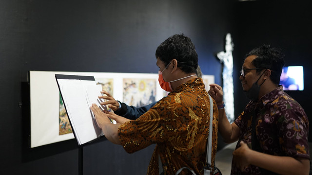 Pengunjung difabel tuna netra di ruang pamer JDA ARTJOG 2022. Foto: Ikram Artopologi