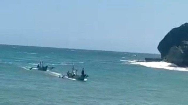 Tim SAR saat mengevakuasi perahu nelayan di Gunungkidul. Foto: istimewa