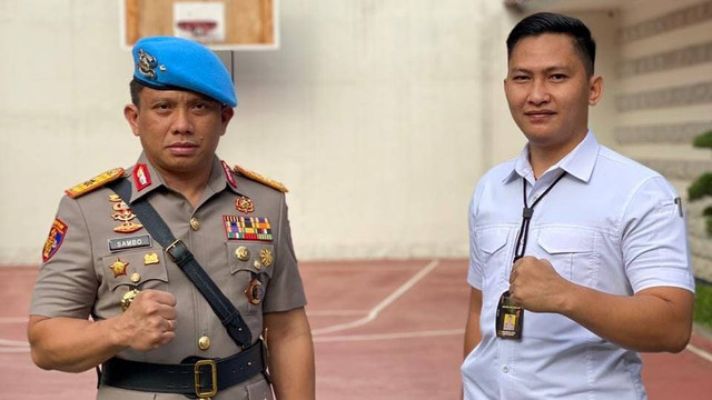 Keluarga Brigadir Yosua menunjukkan foto kedekatan dengan Irjen Ferdy Sambo. Foto: Facebook/Rohani Simanjuntak
