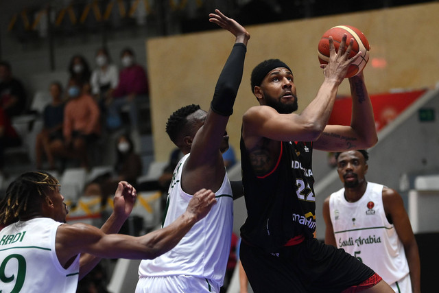 Pebasket Indonesia Marques Terrell Bolden (tengah) melakukan 'lay up' ke ring tim nasional Arab Saudi dalam laga babak penyisihan Grup A FIBA Asia Cup 2022 di Istora Gelora Bung Karno, Senayan, Jakarta, Selasa (12/7/2022).  Foto: Aditya Pradana Putra/ANTARA FOTO