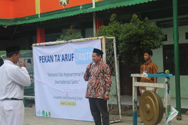 Kiai Miftahul Huda, Lc memberikan pidato sambutan Pekan Taaruf Santri ( sumber foto: doc. pribadi )