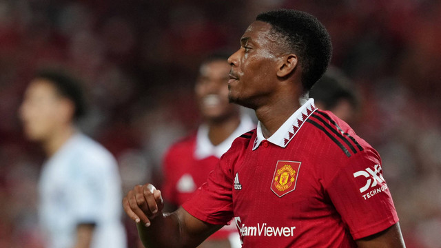 Pemain Manchester United Anthony Martial merayakan gol ketiga mereka saat hadapi Liverpool di Stadion Nasional Rajamangala, Bangkok, Thailand, Selasa (12/7/2022). Foto: Athit Perawongmetha/REUTERS