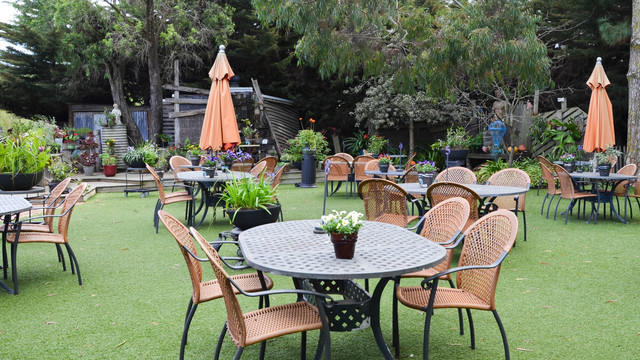 Rekomendasi Tempat Makan Outdoor di Jakarta Terbaik, Foto hanya ilustrasi, bukan tempat sebenarnya, Sumber: Unsplash/Dave Whiteside 