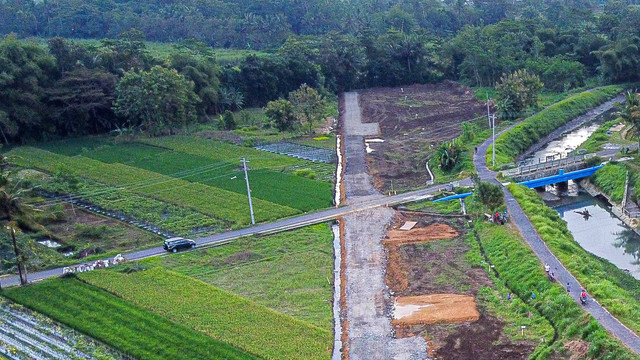 Operator mengoperasikan alat berat saat melakukan pengerasan tanah pada pembangunan Tol Yogyakarta-Bawen Seksi 1 di Seyegan, Sleman, D.I Yogyakarta, Selasa (12/7/2022). Foto: Andreas Fitri Atmoko/Antara Foto