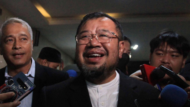 Mantan Presiden Aksi Cepat Tanggap (ACT) Ahyudin (tengah) menjawab pertanyaan wartawan usai menjalani pemeriksaan di Bareskrim Mabes Polri, Jakarta, Selasa (12/7/2022). Foto: Reno Esnir/Antara Foto
