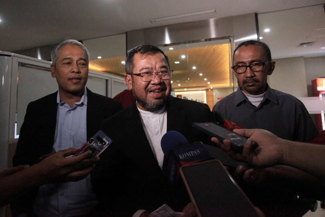 Mantan Presiden Aksi Cepat Tanggap (ACT) Ahyudin (tengah) menjawab pertanyaan wartawan usai menjalani pemeriksaan di Bareskrim Mabes Polri, Jakarta, Selasa (12/7/2022). Foto: Reno Esnir/Antara Foto