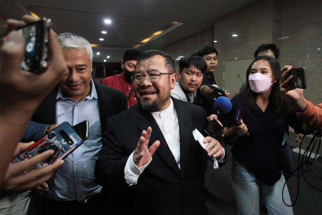 Mantan Presiden Aksi Cepat Tanggap (ACT) Ahyudin (tengah) menjawab pertanyaan wartawan usai menjalani pemeriksaan di Bareskrim Mabes Polri, Jakarta, Selasa (12/7/2022). Foto: Reno Esnir/Antara Foto