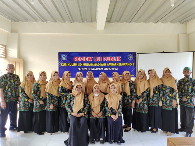 Guru dan karyawan SD Muhammadiyah Ambarketawang 1 (SD MUHIBAR) usai pelaksanaan Review Uji Publik Kurikulum Tahun Pelajaran 2022 / 2023