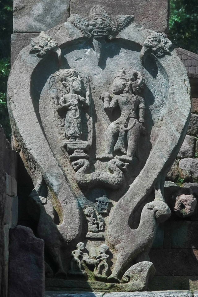 Relief "Uterus", lengkap bayi laki-perempuan plasenta, tali pusat, dan pertolongan persalinan di Candi Sukuh. Foto Nanang Diyanto