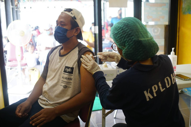 Petugas kesehatan menyuntikan vaksinasi COVID-19 di Kelurahan Lubang Buaya, Jakarta. Foto: Iqbal Firdaus/kumparan