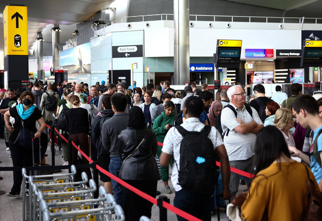 Penumpang mengantre di dalam terminal keberangkatan Terminal 2 di Bandara Heathrow di London, Inggris, 27 Juni 2022.  Foto: REUTERS/Henry Nicholls