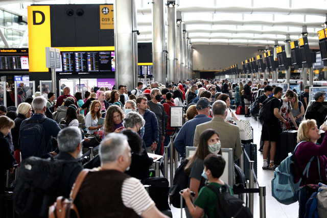 Penumpang mengantre di dalam terminal keberangkatan Terminal 2 di Bandara Heathrow di London, Inggris, 27 Juni 2022. Foto: REUTERS/Henry Nicholls